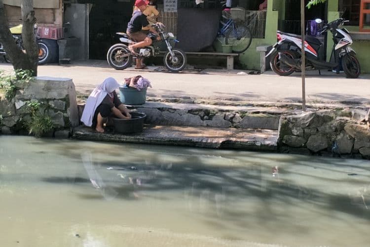 PAM Macet, Warga Pegadungan Bayar Dua Kali untuk Air Bersih